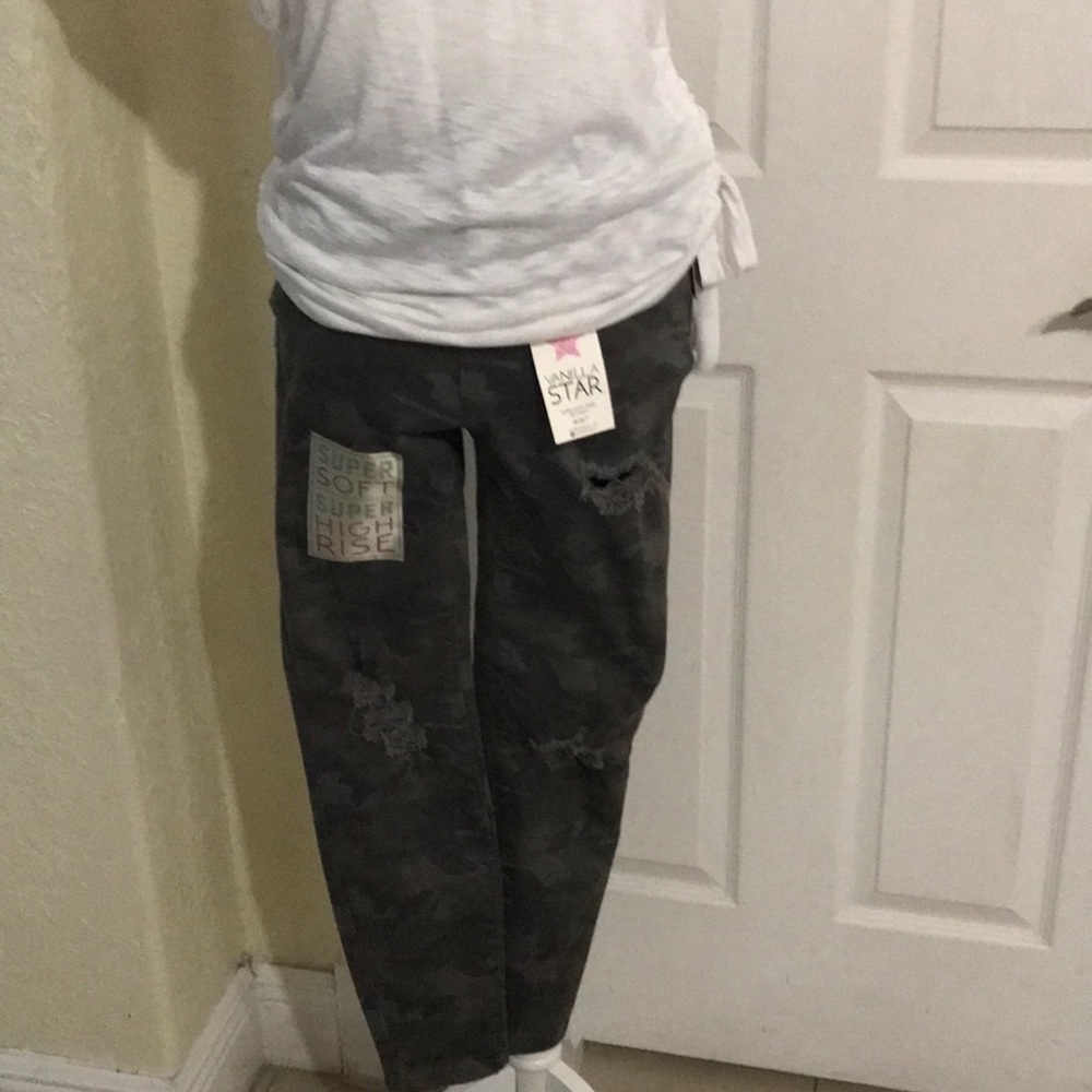 Juniors washed camo  ripped jeans